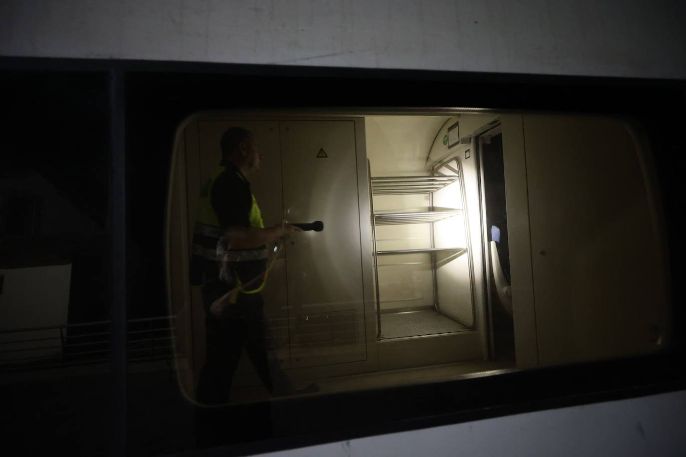 Fotos: El tren desde donde han saltado varios pasajeros ante la proximidad del incendio de Bejís