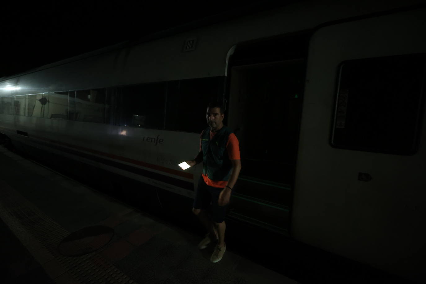 Fotos: El tren desde donde han saltado varios pasajeros ante la proximidad del incendio de Bejís