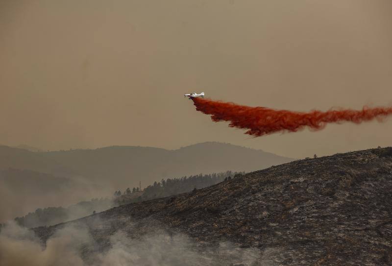 Fotos: Los bomberos siguen luchando contra el fuego en Bejís