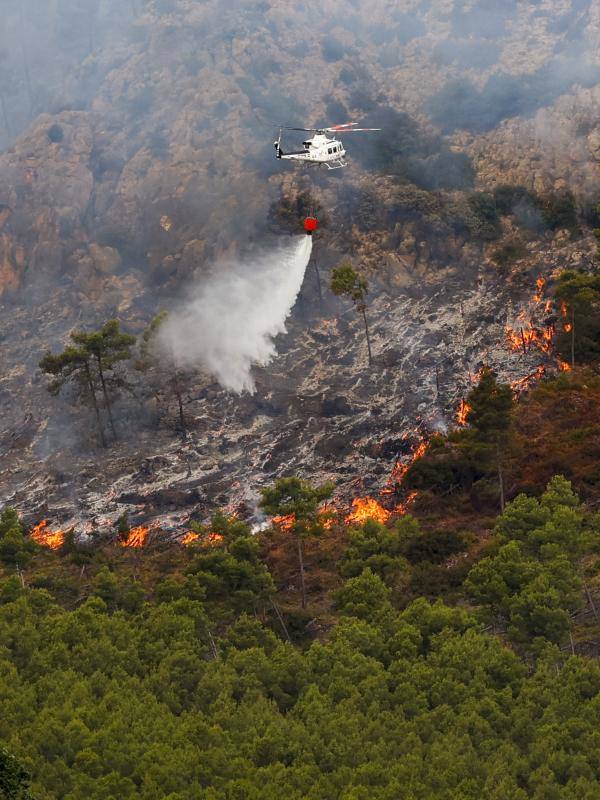 Fotos: Los bomberos siguen luchando contra el fuego en Bejís