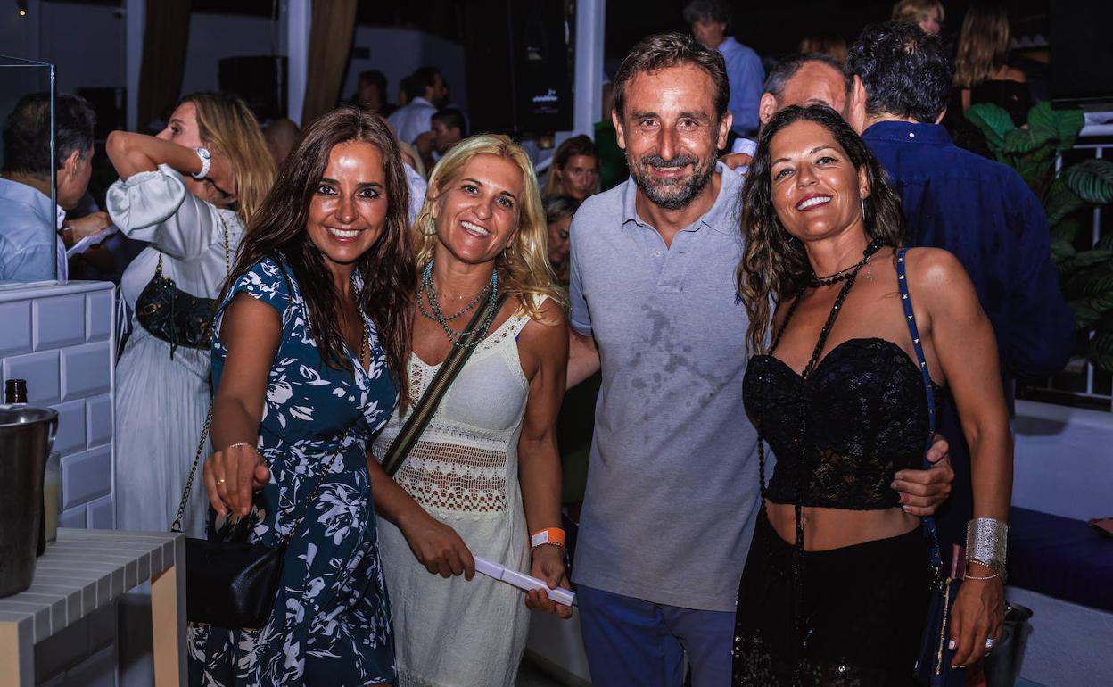 Carmen Alcayde, Ana Ebri y Lucía Garrigós estuvieron en la fiesta de Distrito 10 en Xàbia.