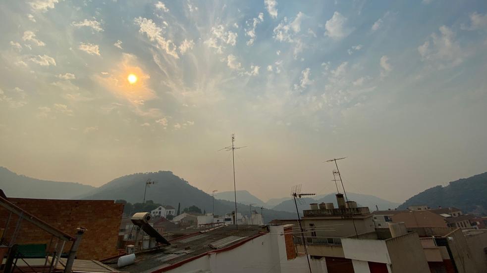 El humo del incendio de Bejís llega a Serra y se acerca a Valencia