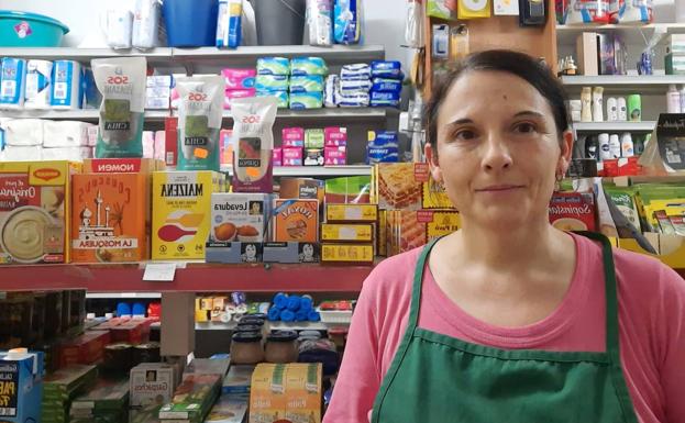 Carmen Gascó, en su tienda de alimentación en Al Patró, hoy mismo.