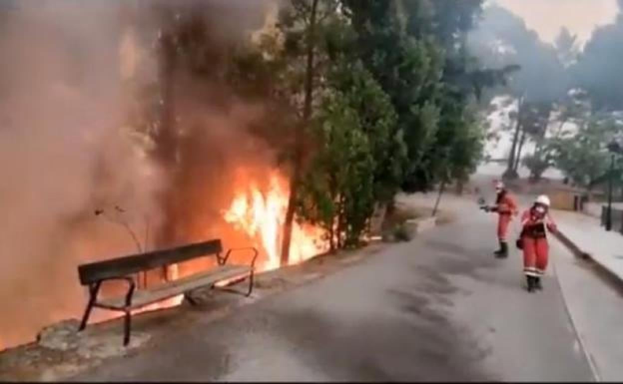 Incendio de Bejís | La Generalitat pide a los bomberos de vacaciones que vuelvan a trabajar y les pagará horas extras