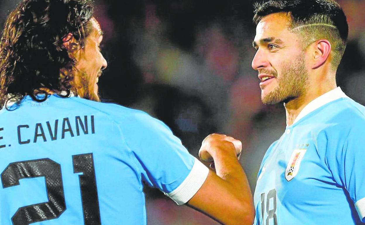 Edinson Cavani y Maxi Gómez, durante un partido de la selección uruguaya.