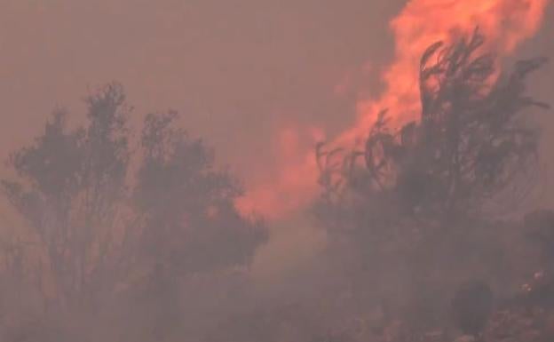 Tres bomberos, heridos en el incendio de Bejís