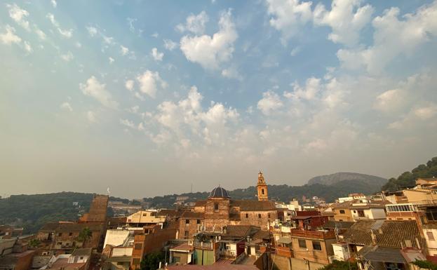 El humo del incendio de Bejís cruza la Calderona y se acerca a Valencia