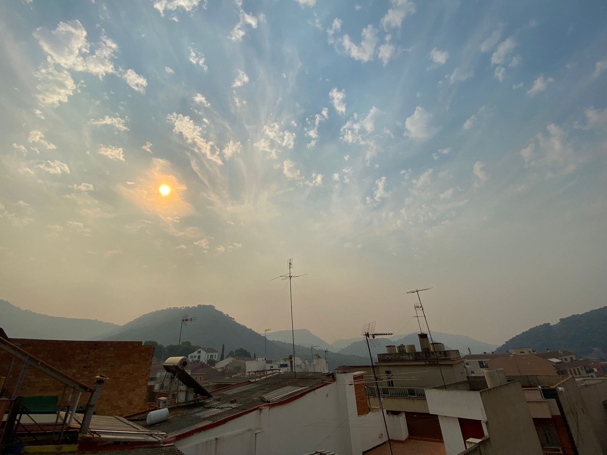 El olor a quemado llega a las localidades de la Calderona y la nube de ceniza es visible desde numerosos puntos 