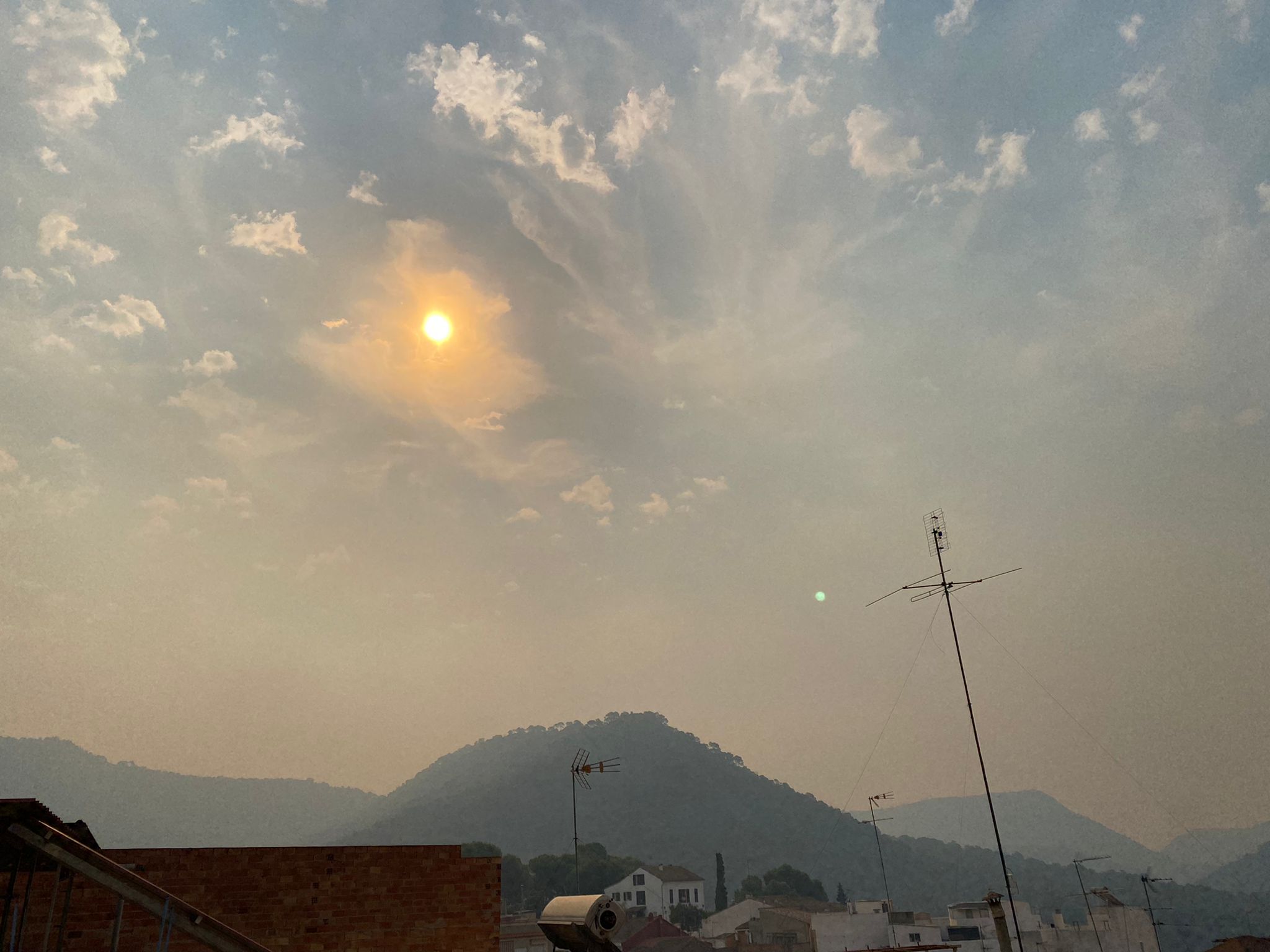 El olor a quemado llega a las localidades de la Calderona y la nube de ceniza es visible desde numerosos puntos 