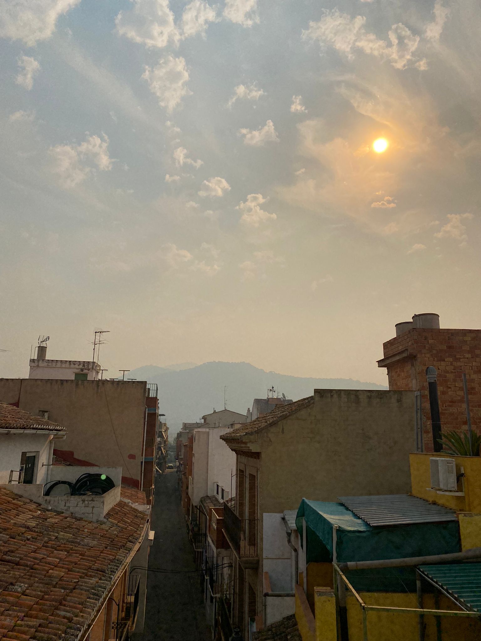 El olor a quemado llega a las localidades de la Calderona y la nube de ceniza es visible desde numerosos puntos 