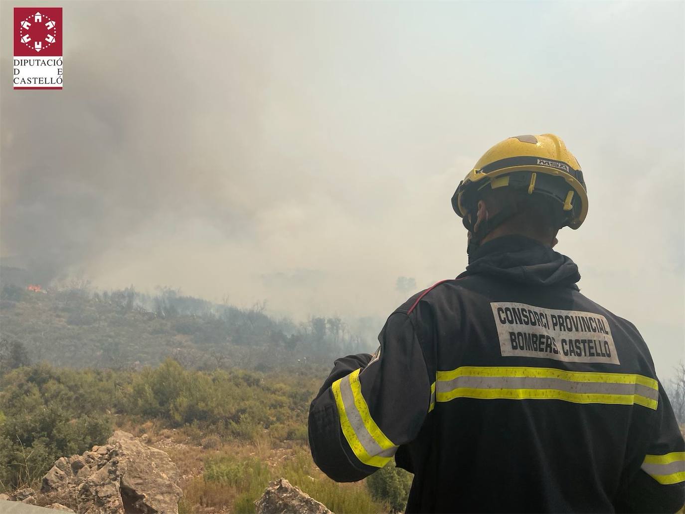 Despliegue de dotaciones de bomberos de Diputación de Castellón y medios aéreos en la zona próxima al Santuario de la Cova Santa de Altura.