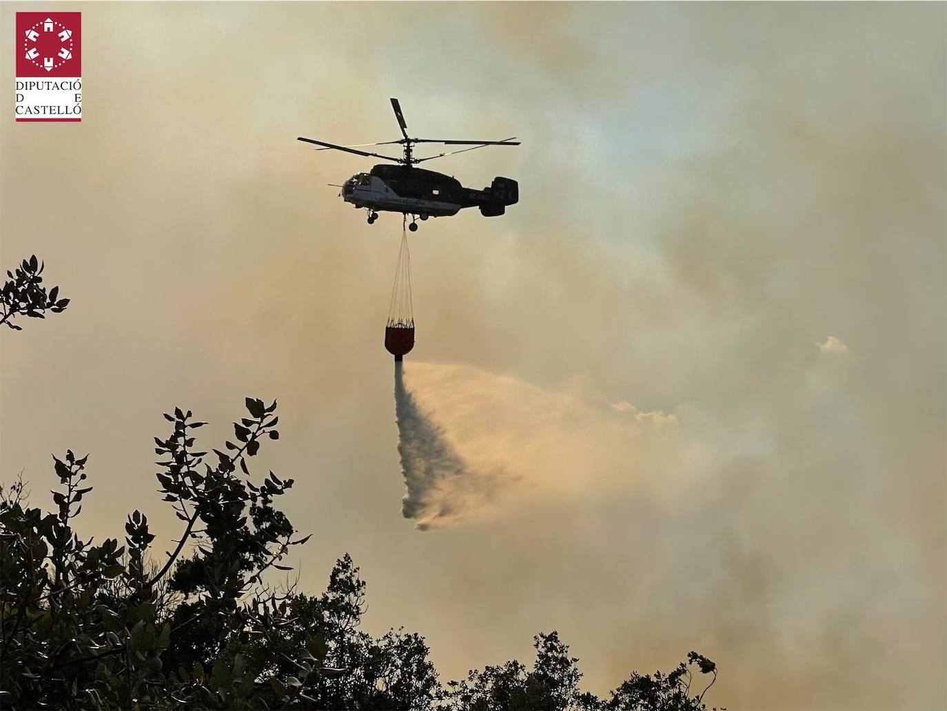 Despliegue de dotaciones de bomberos de Diputación de Castellón y medios aéreos en la zona próxima al Santuario de la Cova Santa de Altura.