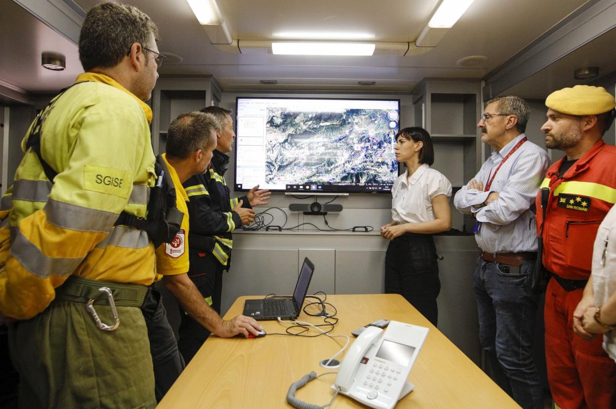 La ministra de Ciencia, Diana Morant, en su desplazamiento al fuego de la Vall d'Ebo. efe