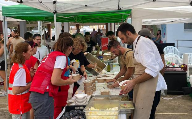 Evarist Miralles, con su equipo, repartiendo raciones de comida para los afectados y trabajadores del incendio de la Vall d'Ebo. 