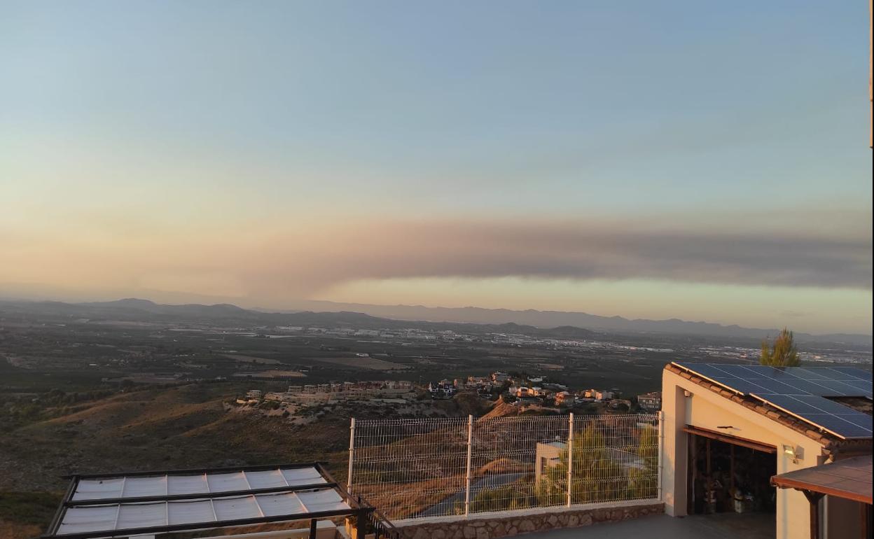 Imagen de la nube de humo y ceniza a su paso por Calicanto. 