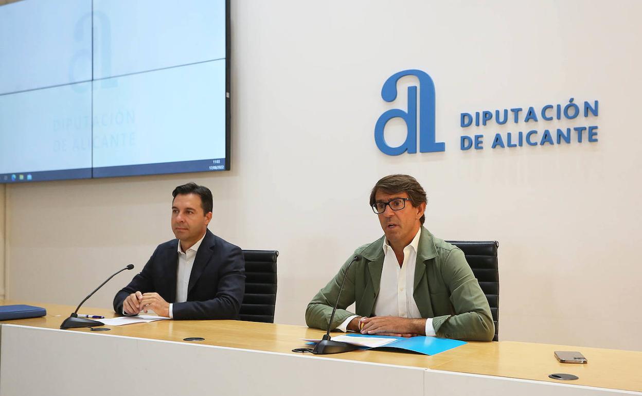 Los diputados provinciales Miguel Ángel Sánchez (i) y Juan de Dios Navarro (d). 