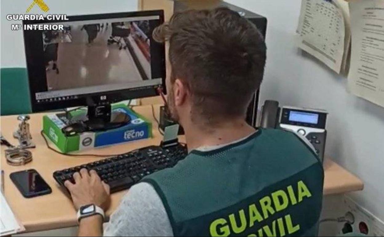 La Guardia Civil detuvo al presunto ladrón después de ser localizado en Elda.  