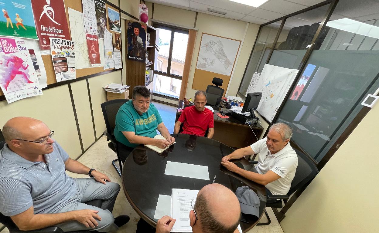 Reunión entre representantes de la Concejalía de Deportes y de la UD Alzira. 