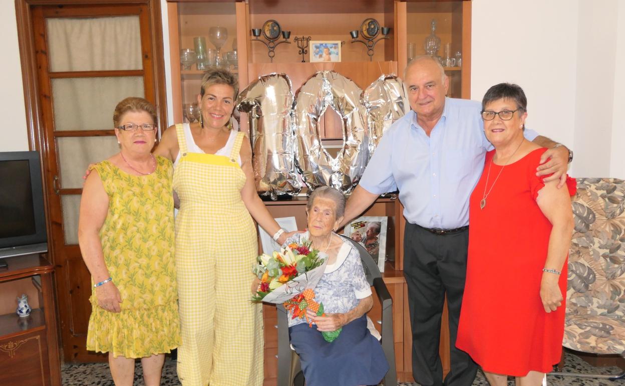 Emília junto al alcalde y la concejal y su familia. 