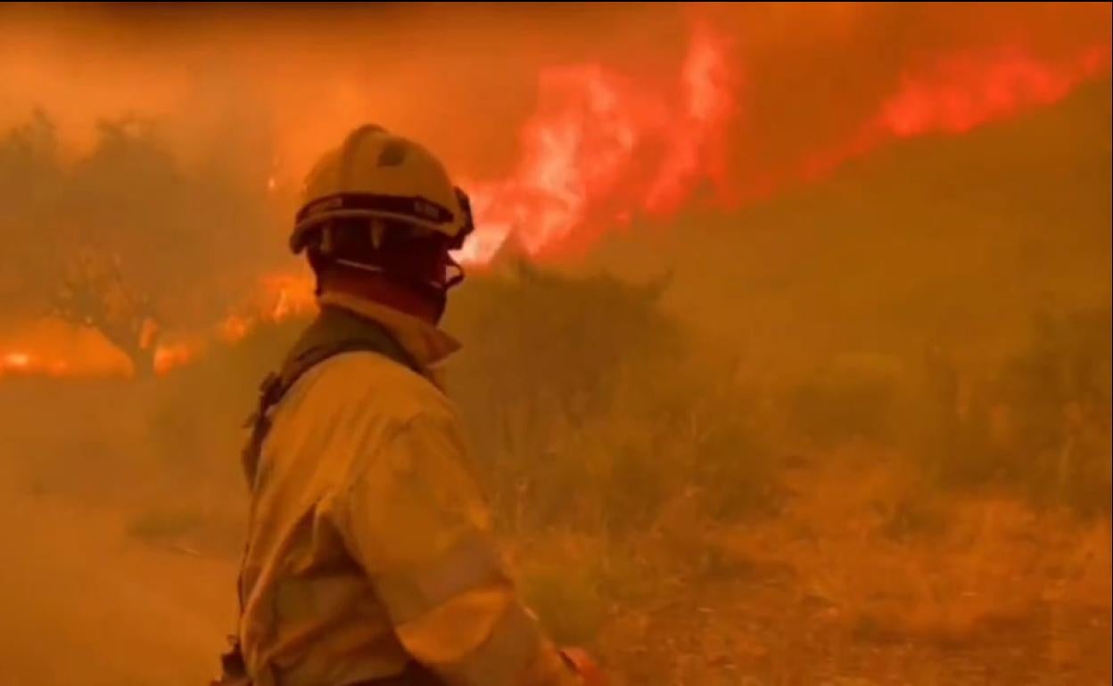 Bomberos en el incendio de Bejís.