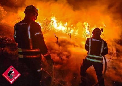 Imagen secundaria 1 - Tareas de extinción del incendio de Vall d'Ebo. 