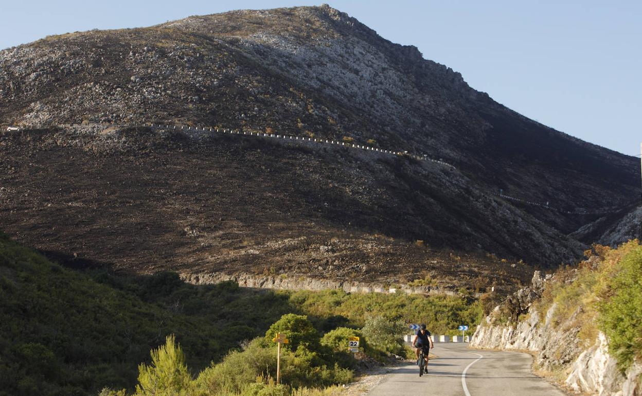 Montañas y carreteras afectadas por el incendio de Vall d'Ebo. 