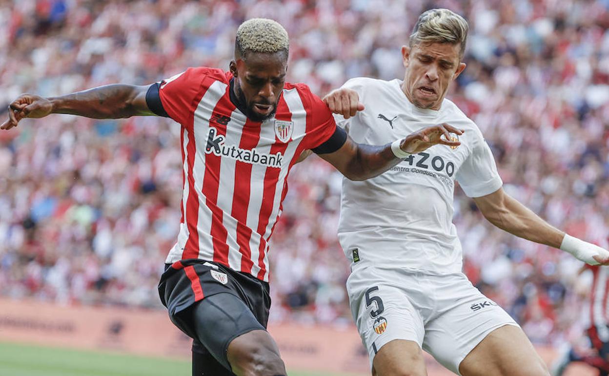 Gabriel Paulista, defendiendo a Iñaki Williams.