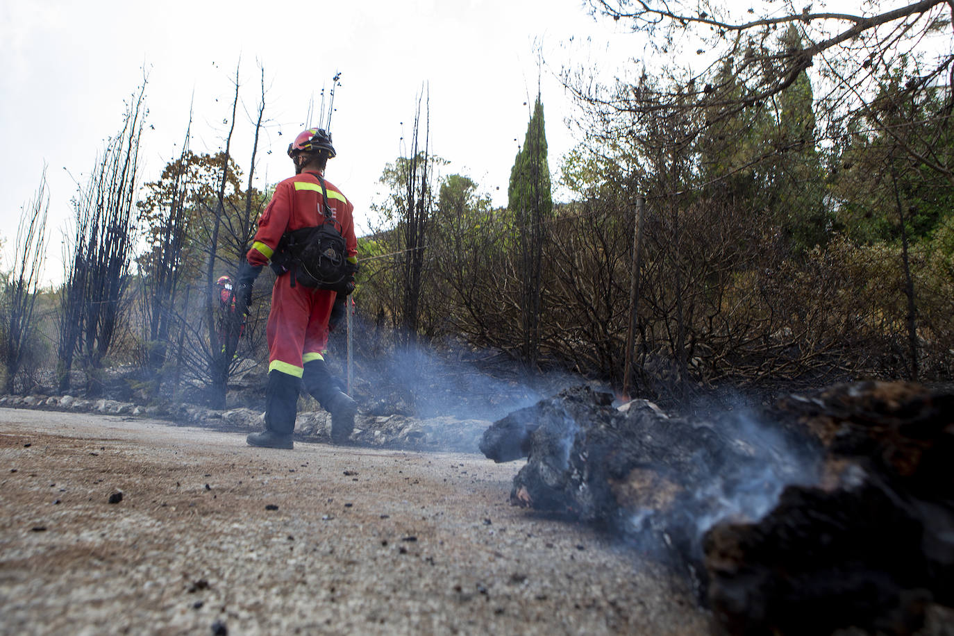 Efectivos de la Unidad Militar de Emergencia luchan contra el incendio forestal en Vall d´Ebo, en la provincia de Alicante.