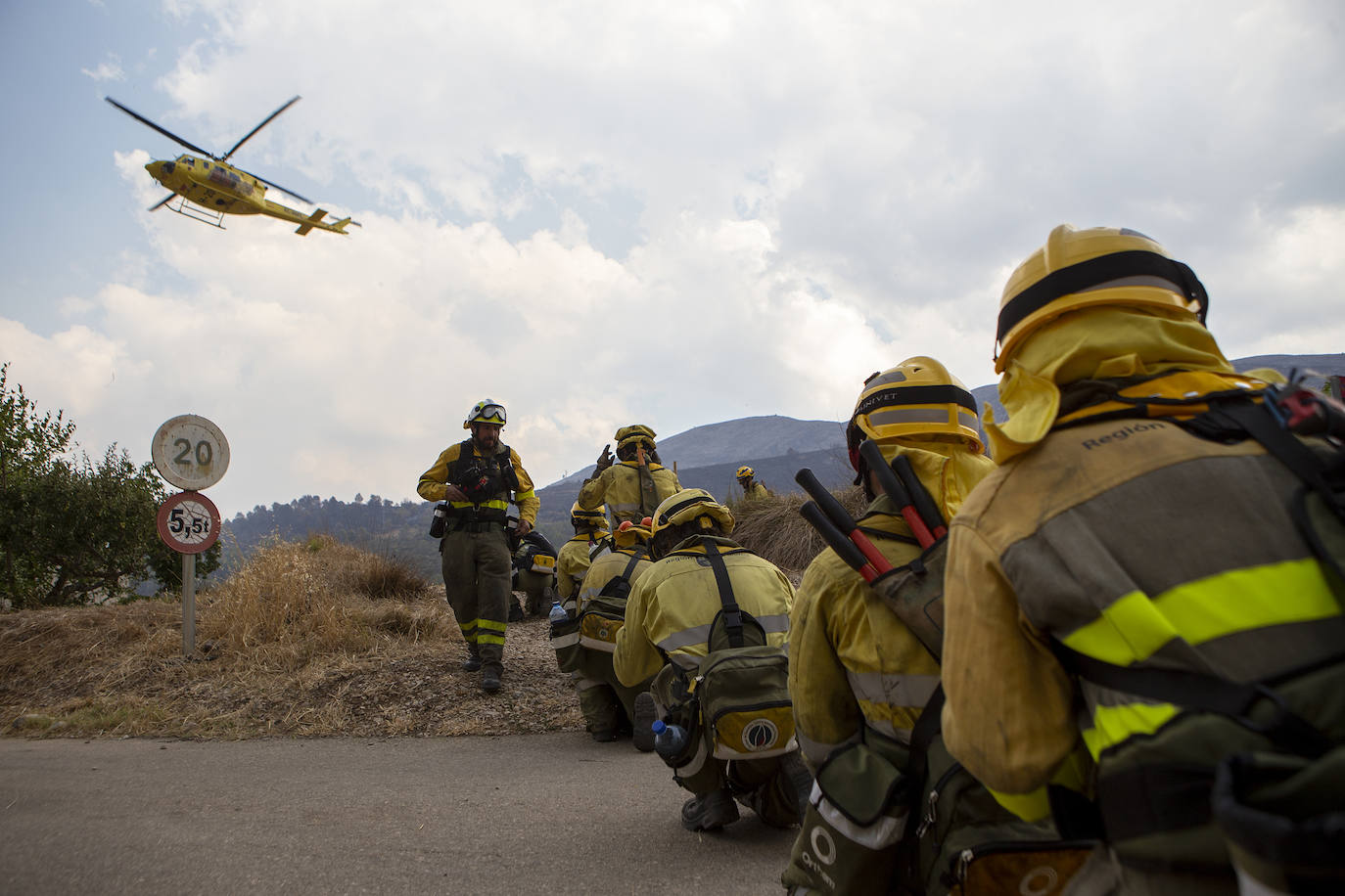 Efectivos del cuerpo de bomberos de la región de Murcia en el Puesto de Mando Avanzado (PMA) luchan contra el incendio forestal en Vall d´Ebo, en la provincia de Alicante.