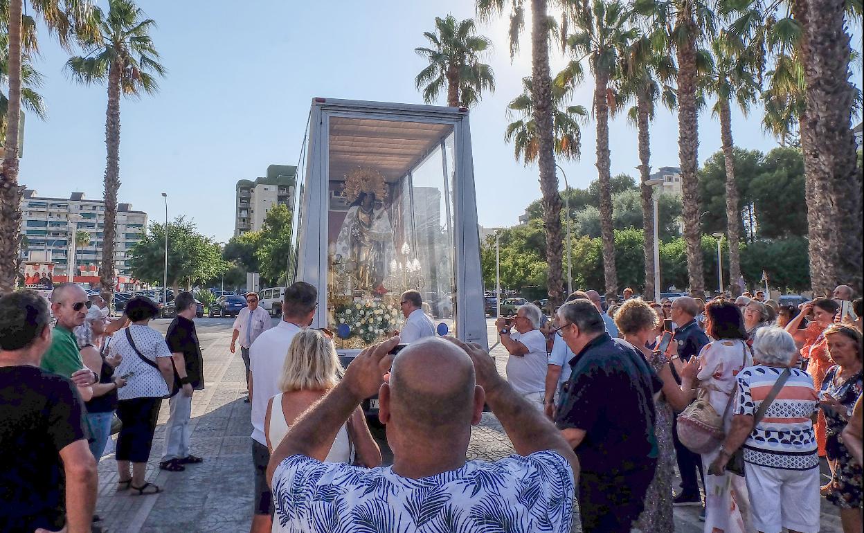 La imagen recorre la zona costera. 