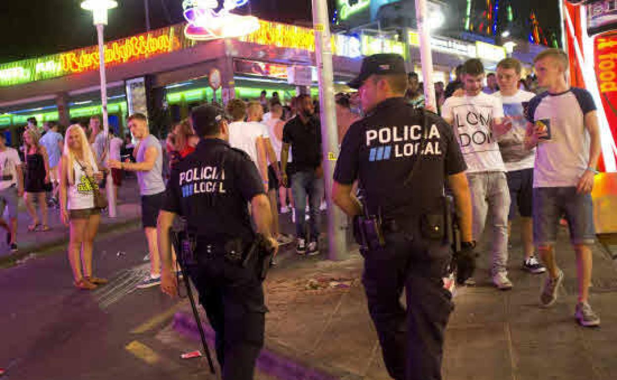 Agentes de la policia local patrullando en la calle Punta Ballena, Magaluf . 