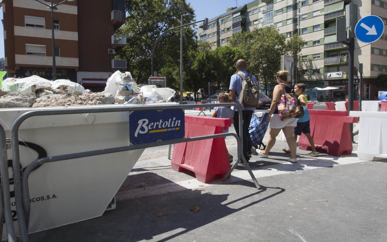 Obras de un carril ciclista en la avenida General Avilés. damián torres