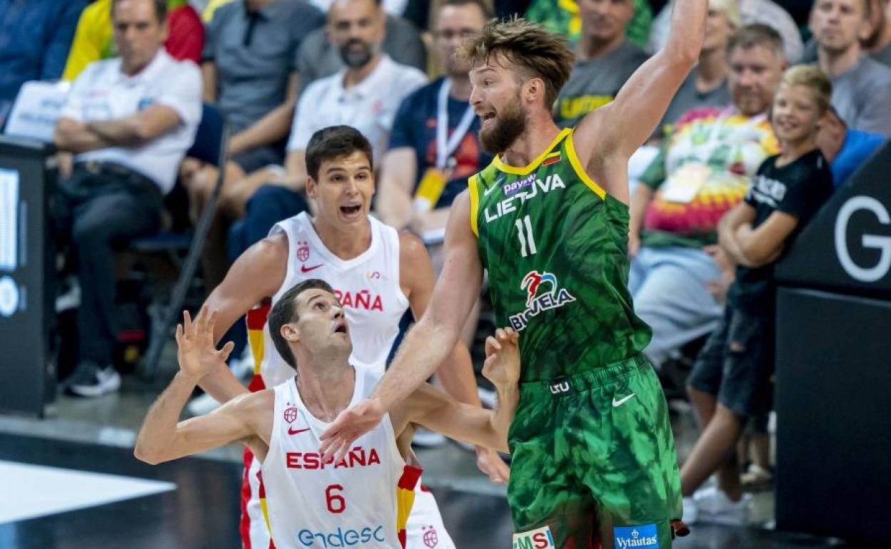 Pradilla y López-Aróstegui defienden a Sabonis. 