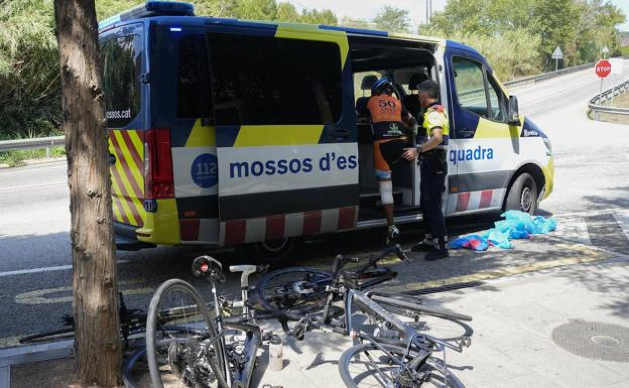 Uno de los ciclistas heridos, atendido por los Mossos en el lugar del siniestro. 