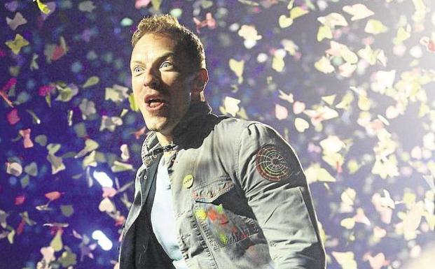 El cantante Chris Martin, junto a su banda Coldplay, durante el concierto que el grupo británico ofreció en el estadio Vicente Calderón, en Madrid