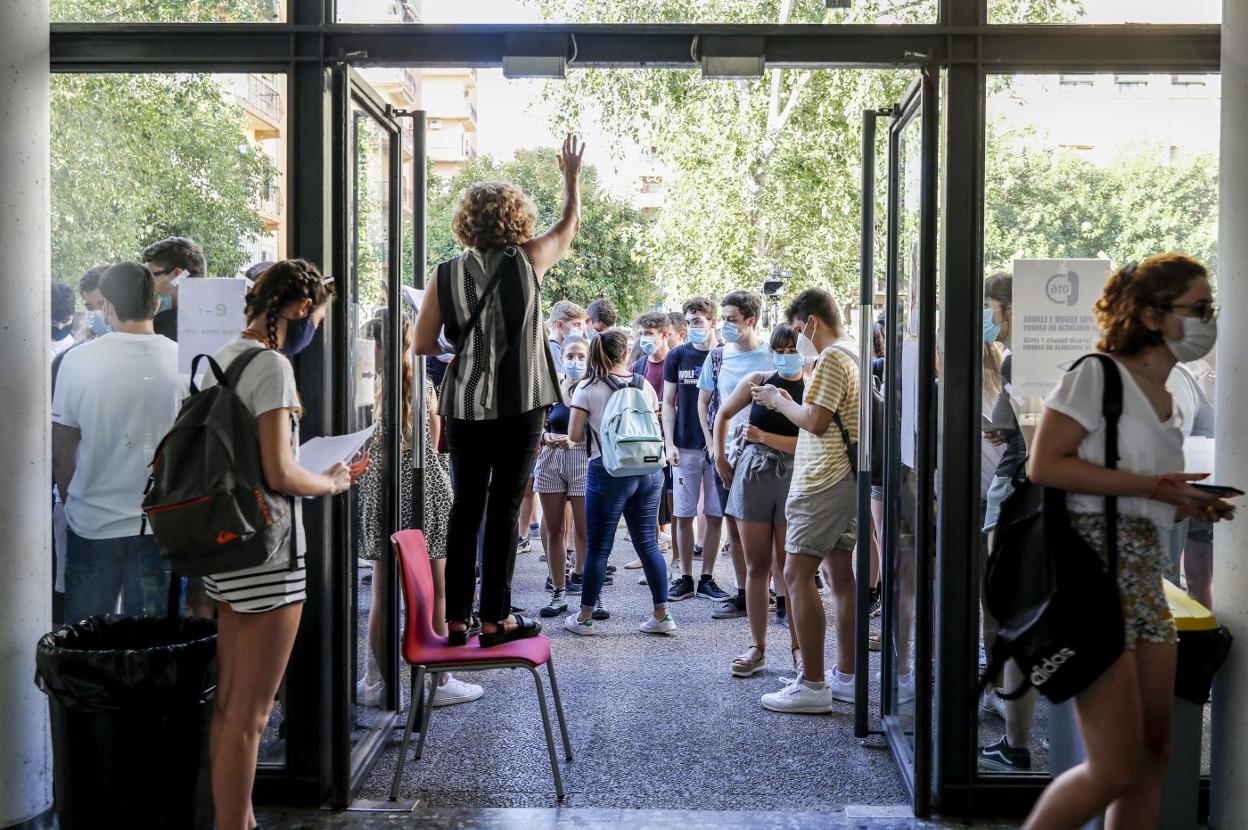 Alumnos entrando en un instituto para empezar la selectividad de 2020, que estuvo completamente condicionada por la pandemia. 