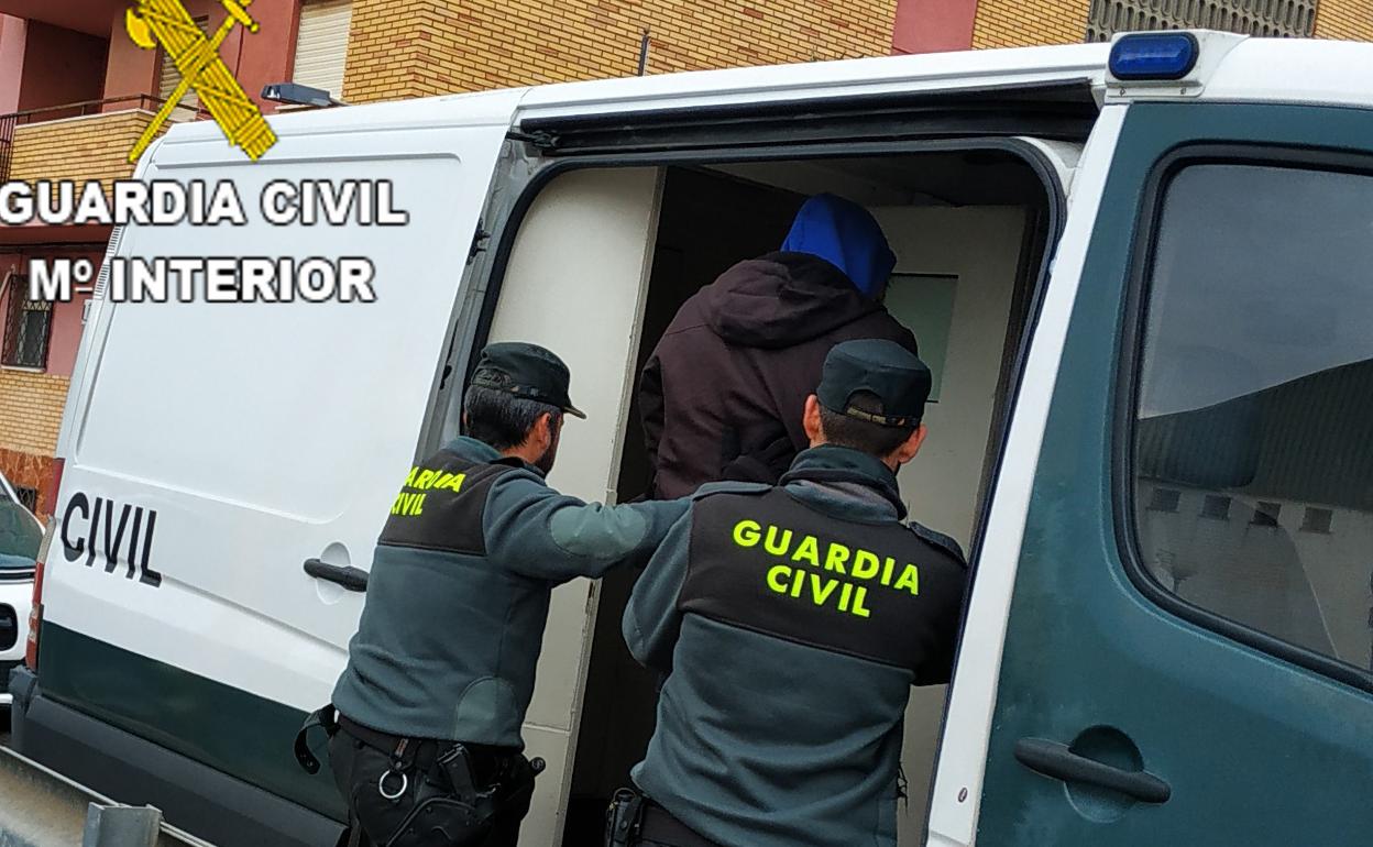 El hombre ha sido detenido en Llombai por la Guardia Civil. 