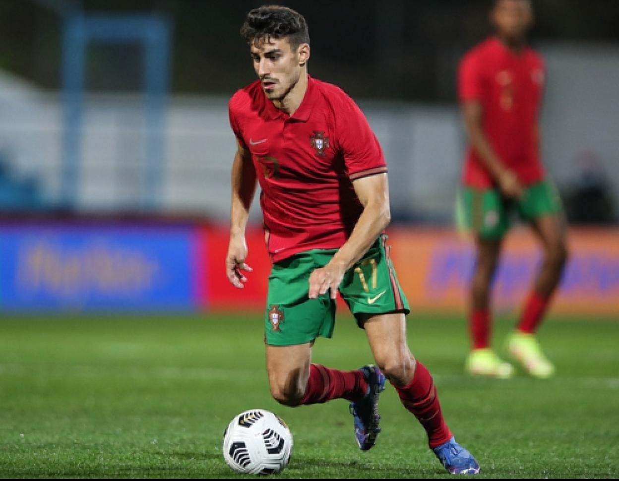 André Almeida, en un partido con las categorías inferiores de la selección portuguesa.