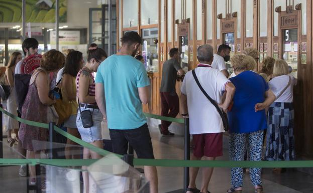 Largas colas en la Estación del Norte de Valencia para conseguir los abonos gratis o con descuento de Renfe