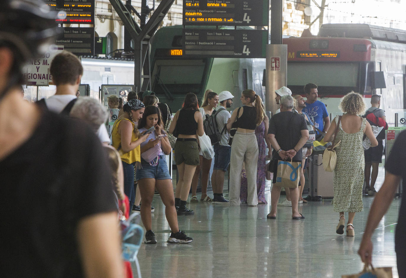 Los pasajeros hacen cola en la Estación del Norte en Valencia para conseguir el nuevo abono de RENFE