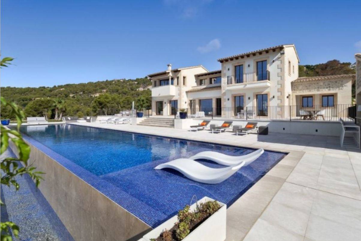 5. Villa de nueva construcción en Port d’Andratx, Mallorca. Esta villa de 6 habitaciones es la primera propiedad de este listado que no se sitúa en la Costa del Sol. Cuenta con una espectacular piscina de 25 metros, gimnasio, sauna y un exclusivo helipuerto. PRECIO: 24.950.000 de euros.