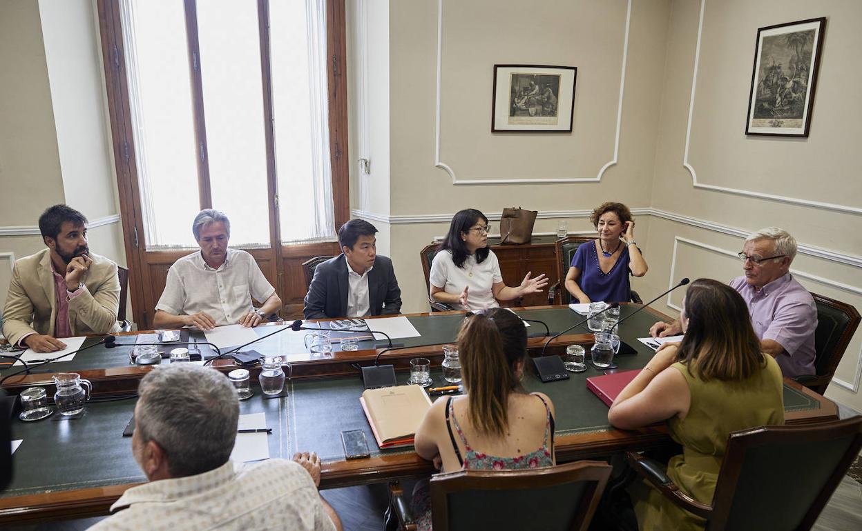 Layhoon, Joan Ribó y Sandra Gómez, en la última reunión que mantuvieron. 