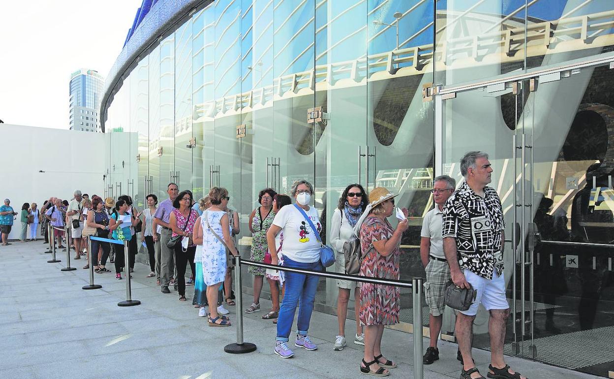 Colas para acceder a CaixaForum Valencia el pasado 22 de junio, día que abrió sus puertas. 