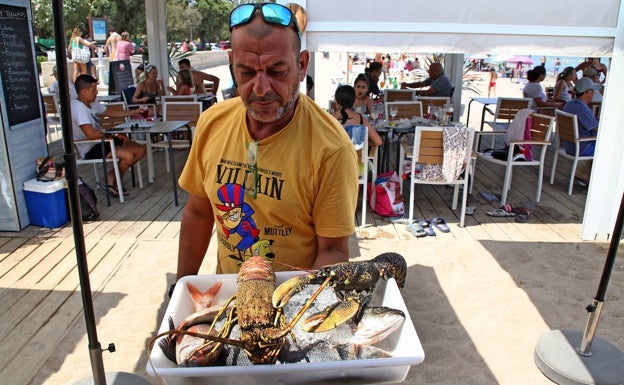 Marisco y pescado fresco para cocinar en el chiringuito. 