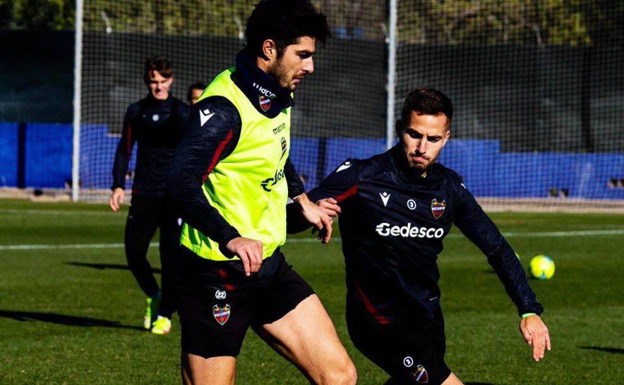 Franquesa presiona a Melero durante un entrenamiento en Buñol.