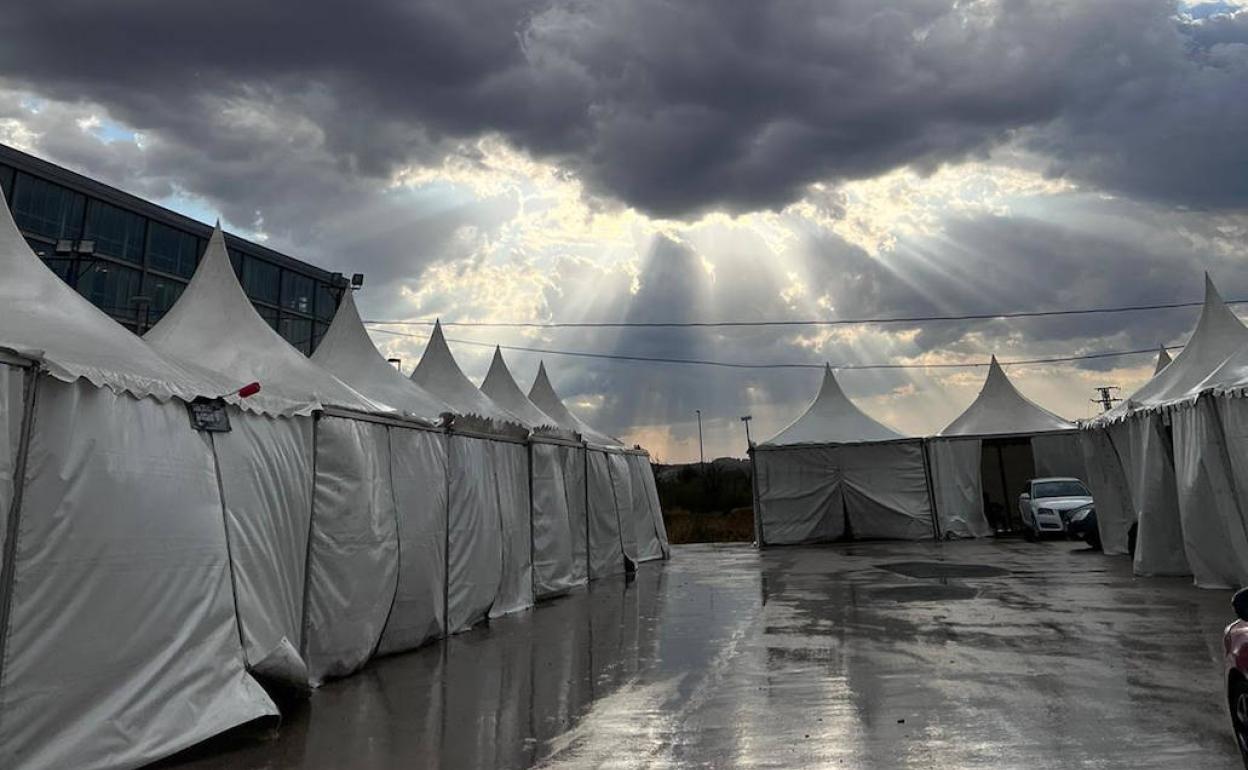 La tormenta tras su paso sobre la Feria de la Vendimia de Requena. 