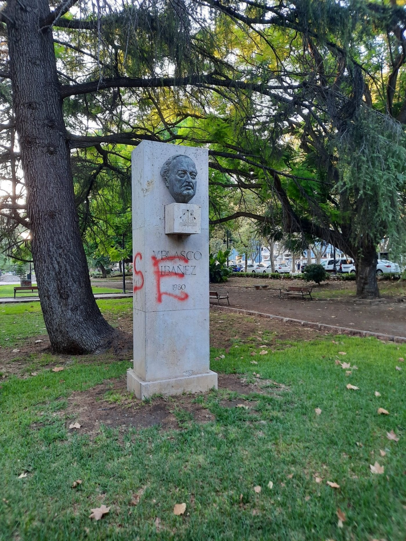 Busto a Blasco Ibáñez cubierto de pintadas. lp