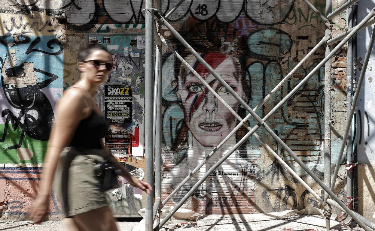 Mural del cantante David Bowie en el barrio del Carmen.