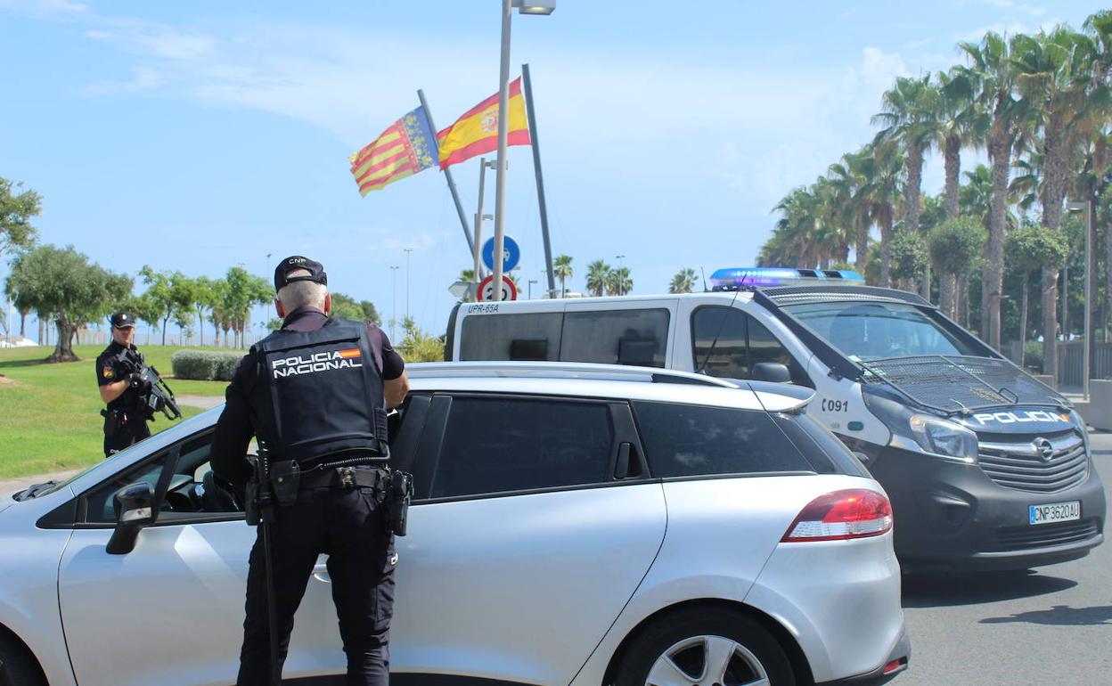 Dispositivo especial de la Policía Nacional en La Marina de Valencia. 