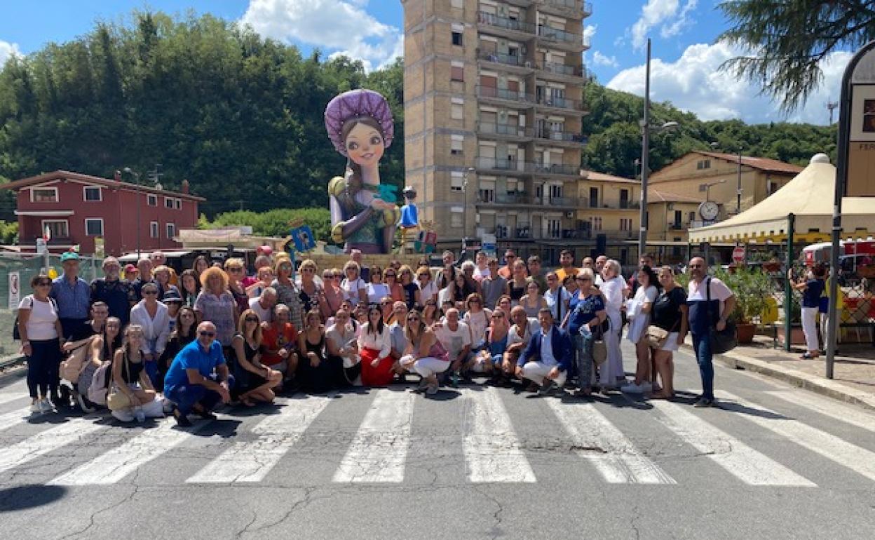 Vecinos de Benifaió ante el monumento de Valmontone. 